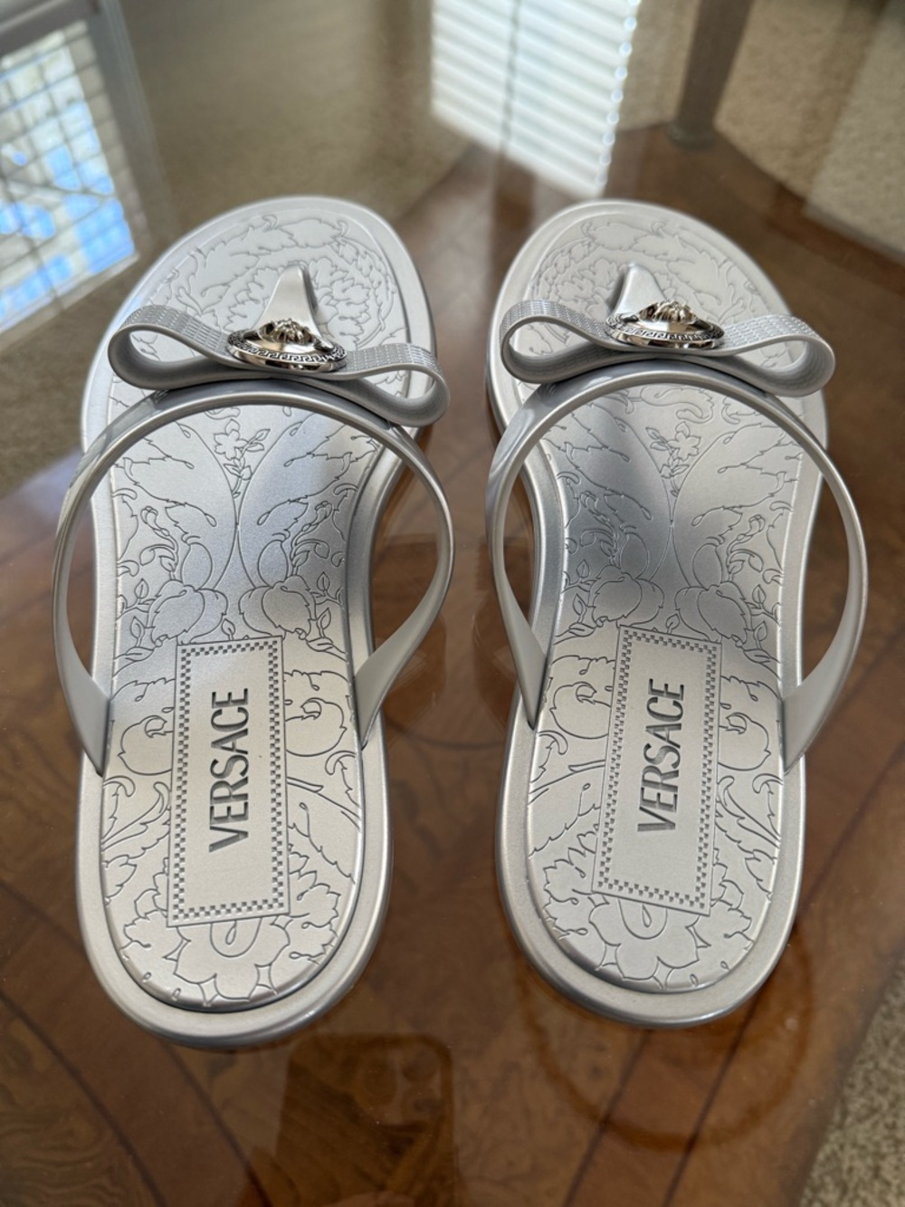 🩶 Versace Palazzo Silver Metallic Ribbon Bow Medusa Flip Flops Sandal 9 🩴 - Picture 3 of 7